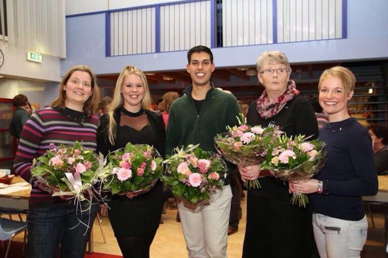 DE EENDRACHT HULDIGT JUBILARISSEN