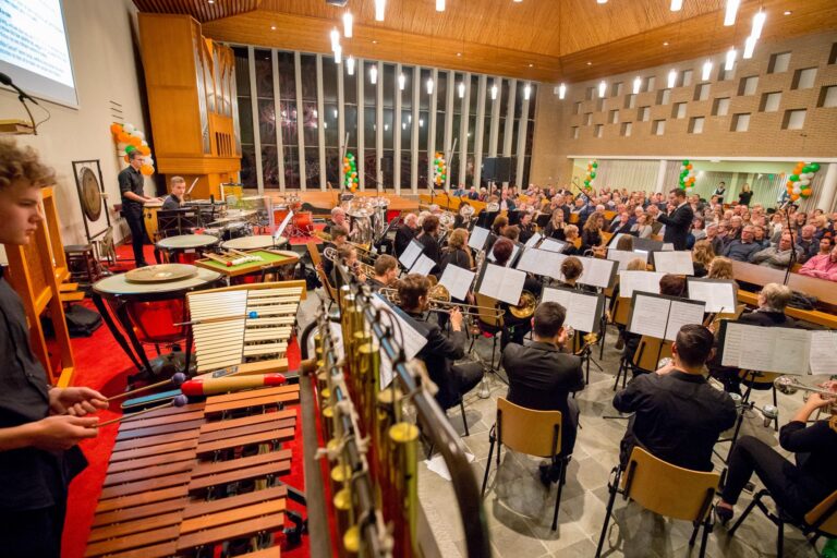 CELTIC NIGHT CHR. MUZIEKVERENIGING DE EENDRACHT EN ALICE SPRINGS BAND SCHOT IN DE ROOS